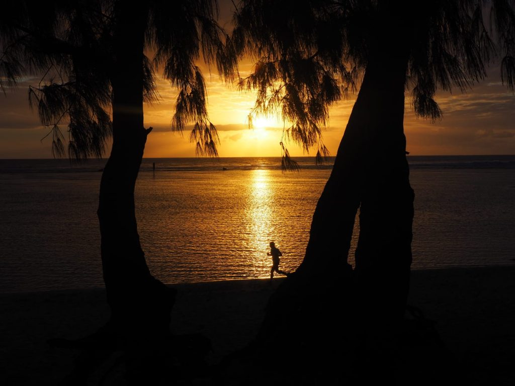 Photo coucher de soleil à La Réunion avec une personne qui court