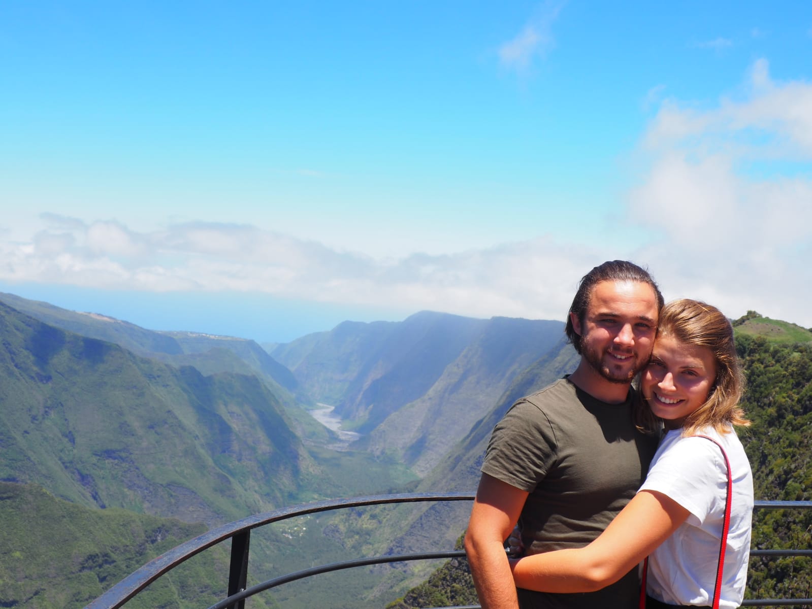 Ludo et Clem à La Réunion devant un point de vue