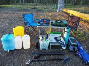 Equipement pour un road trip en Australie : chaises, cooker, bidons d'eau, d'essence