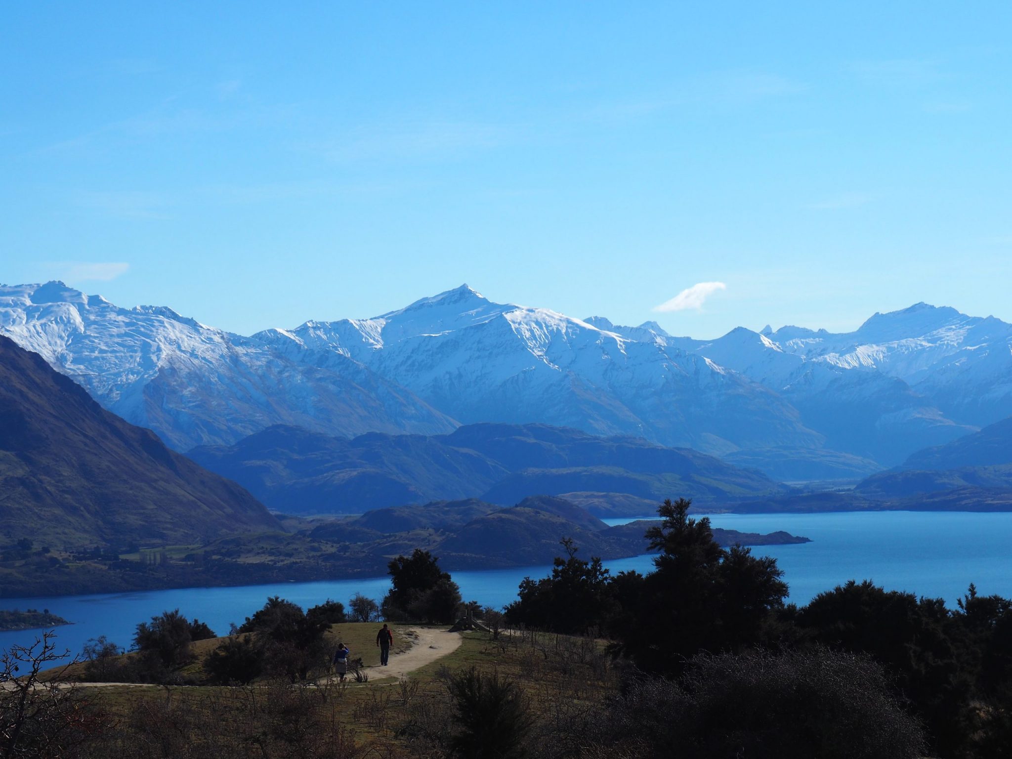 Lac de Wanaka en Nouvelle Zélande vue d'en haut avec les montagnes enneigées au fond