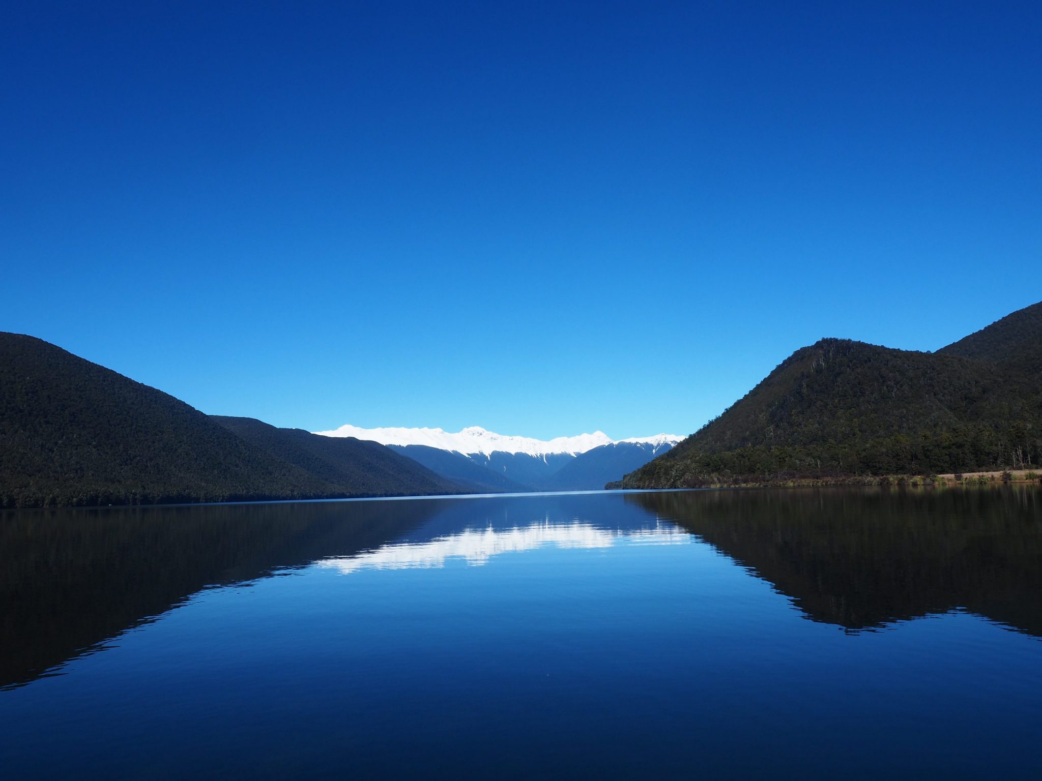 Rotoroa Lake - vue sur le lac et reflexion des montagnes sur l'eau