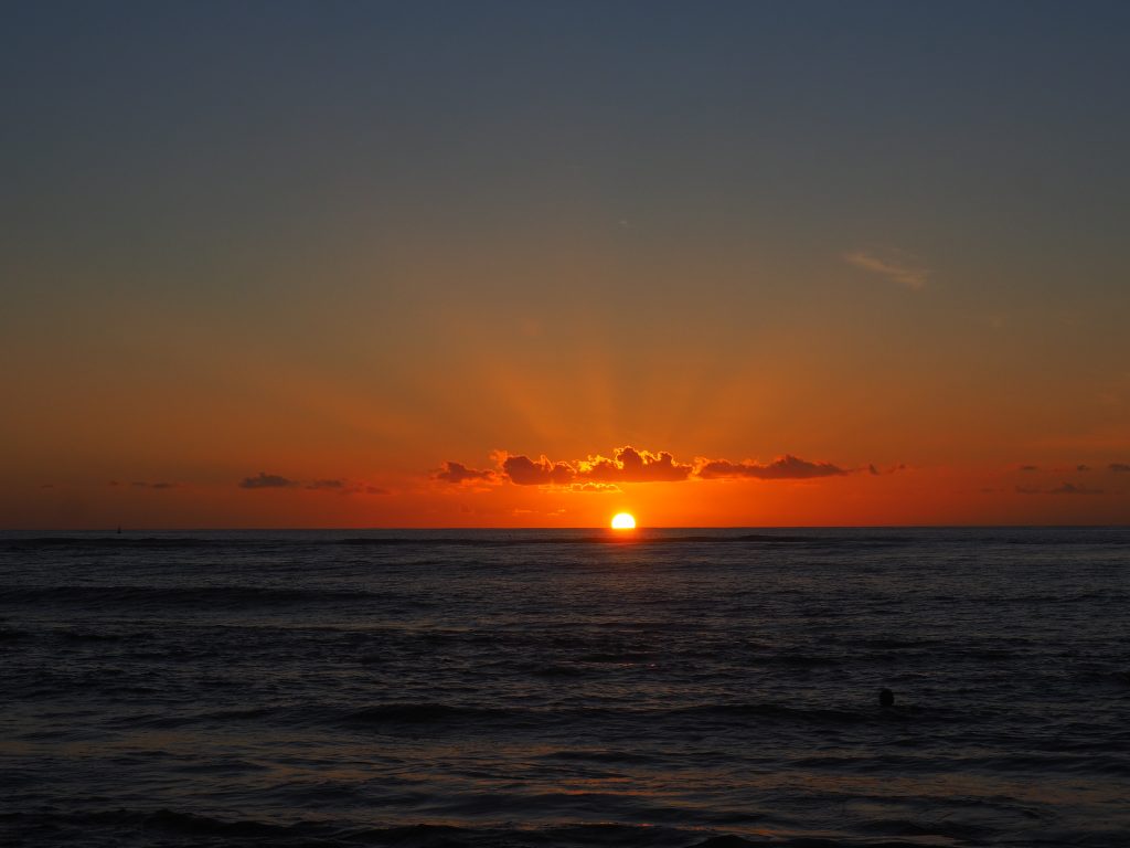 Coucher de soleil à la Réunion face à la mer