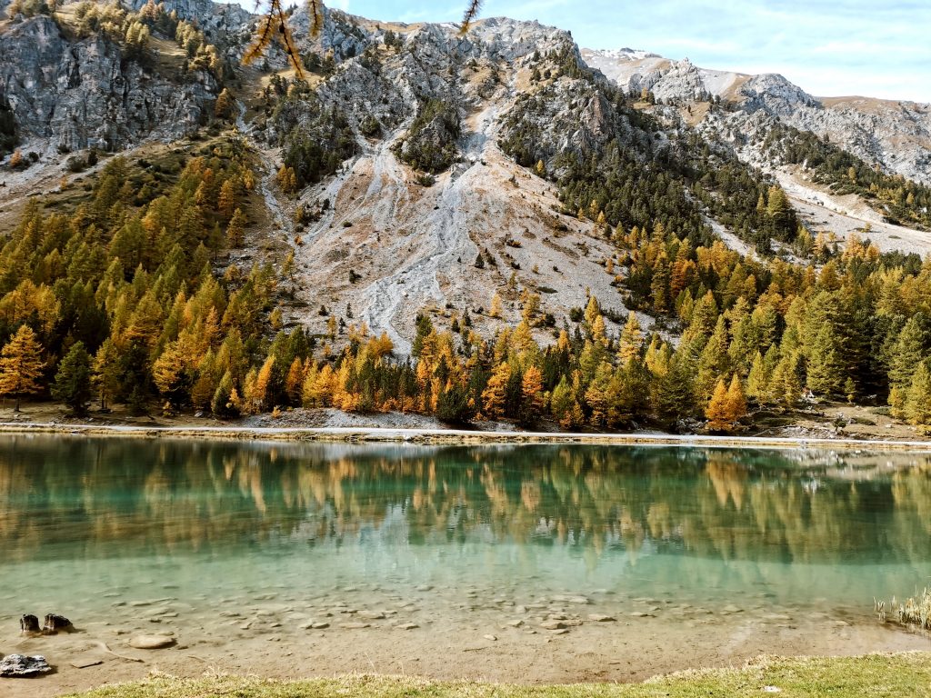 Lac de l'Orceyrette randonnée Hautes Alpes chalets