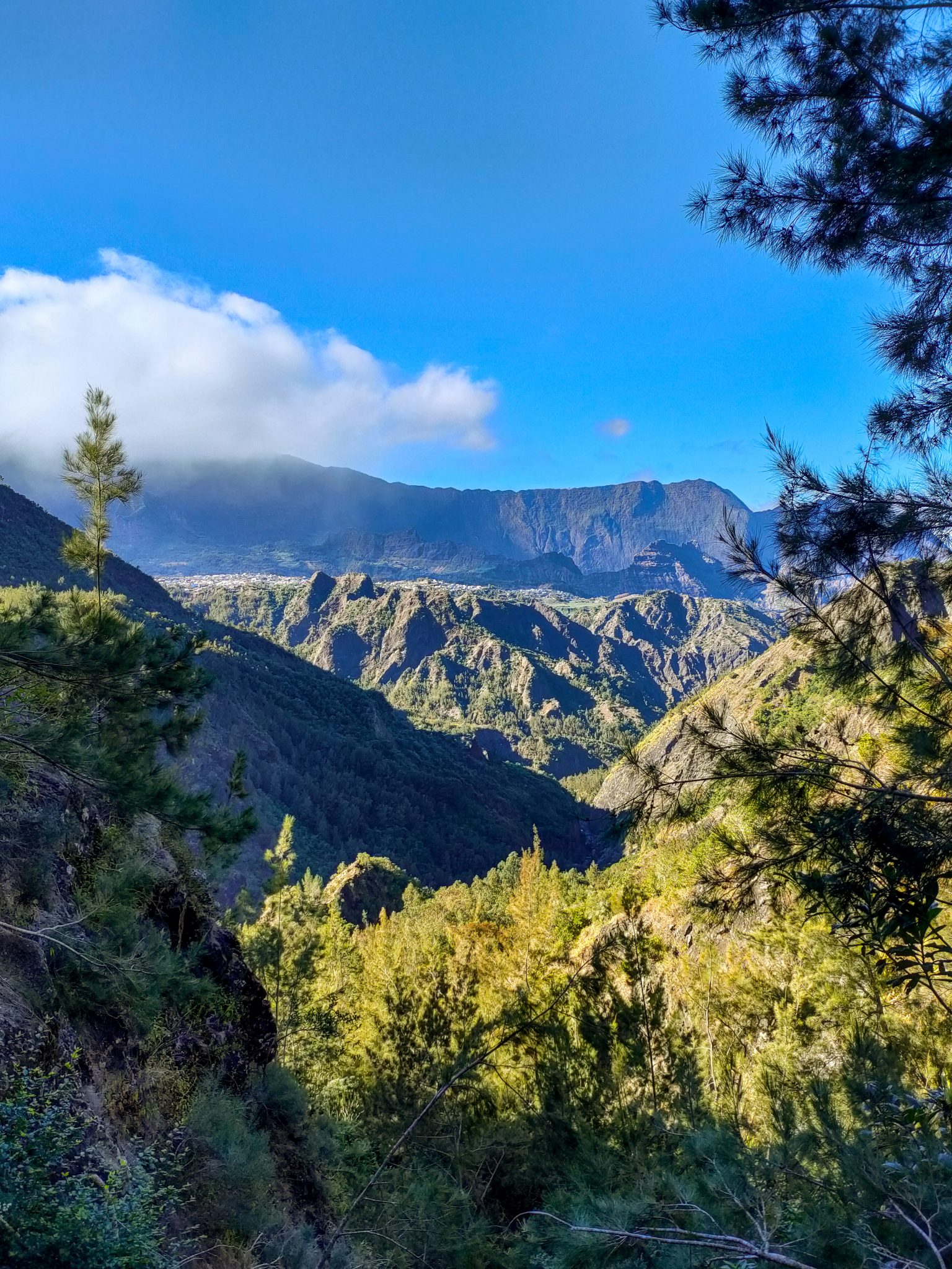 Randonnée à Cilaos une vue sur le Piton des Neiges